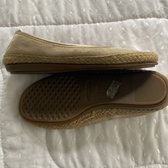 Gold metallic flats with rope like sides. - Picture 3 of 5